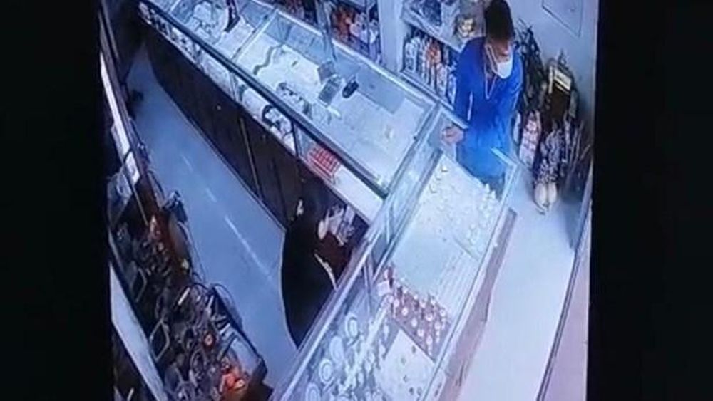 Bắt đối tượng cướp dây chuyền, ném cát vào chủ tiệm vàng