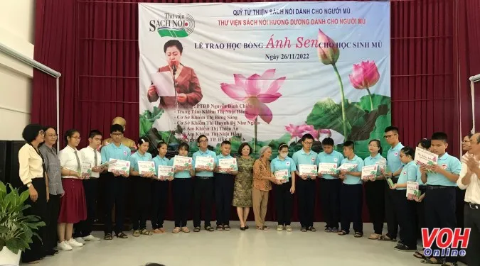 Trao học bổng Ánh Sen cho 309 học sinh khiếm thị
