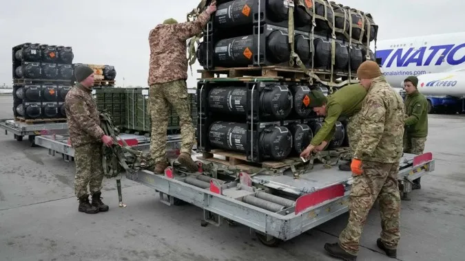 NATO kêu gọi tăng tốc viện trợ cho Ukraine