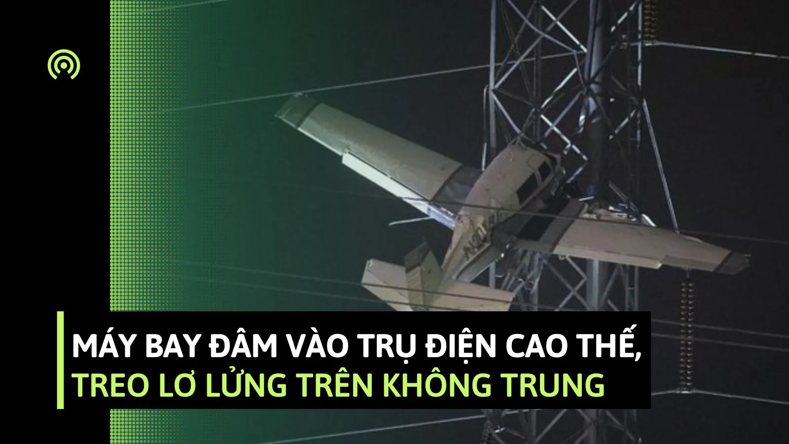 Máy bay đâm vào trụ điện cao thế, treo lơ lửng trên không trung