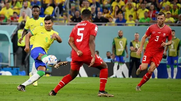 Casemiro giúp Brazil hạ Thụy Sĩ giành vé sớm vào vòng 1/8