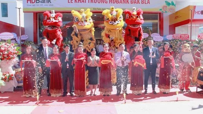 HDBank Đắk Bla xây dựng cơ sở hạ tầng tài chính Kon Tum- dòng sông chảy ngược vun đắp đại ngàn