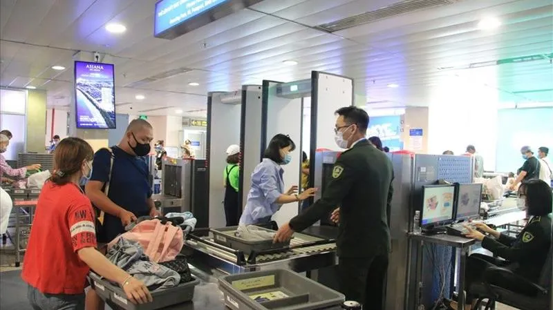 An ninh sân bay Tân Sơn Nhất phát hiện hành khách dùng băng keo giấu 10 ma túy đá ở bắp chân