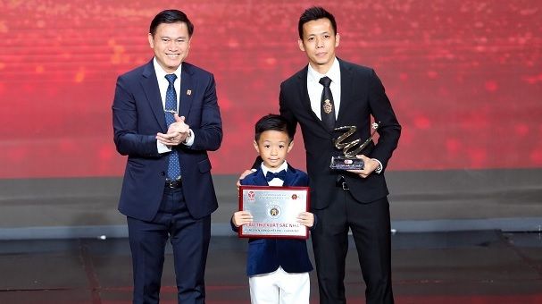 Văn Quyết và HLV Chu Đình Nghiêm xuất sắc nhất V-League 2022