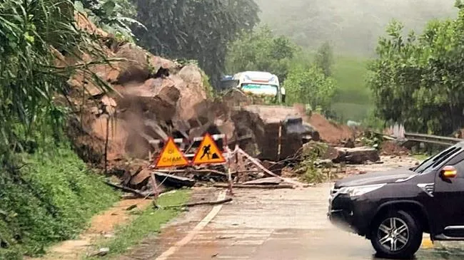 Tuyến đường Hồ Chí Minh qua Quảng Nam sạt lở nghiêm trọng do mưa lớn