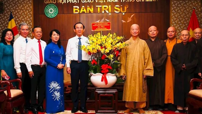 Bí thư Thành ủy Nguyễn Văn Nên thăm, chúc mừng Pháp chủ Giáo hội Phật giáo Việt Nam