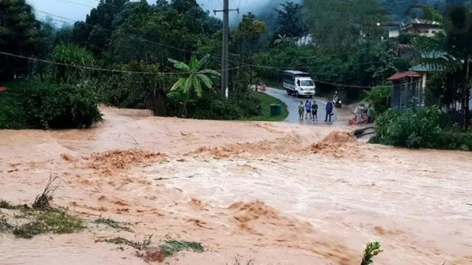 Mưa lớn ở Trung Bộ, nguy cơ lũ quét, sạt lở từ Huế đến Khánh Hòa