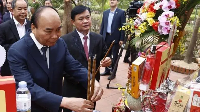 Chủ tịch nước dâng hương tưởng niệm nữ sỹ Hồ Xuân Hương và các bậc tiền bối