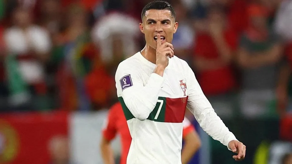 Ronaldo vào đội hình tệ nhất vòng bảng dù chạm cột mốc mới