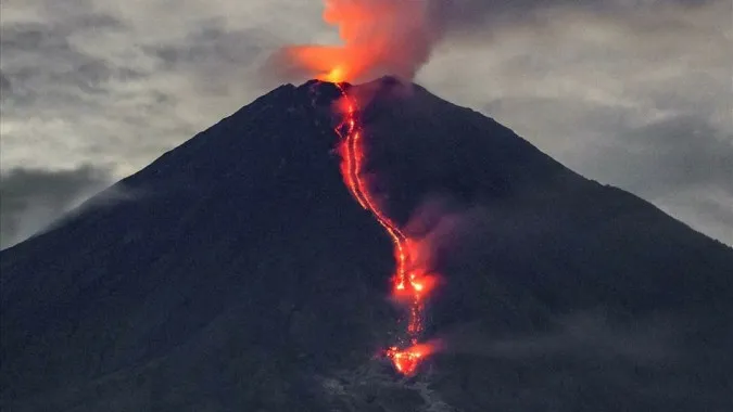 Núi lửa Semeru tiếp tục phun trào, Indonesia sơ tán khẩn hơn 2.000 dân