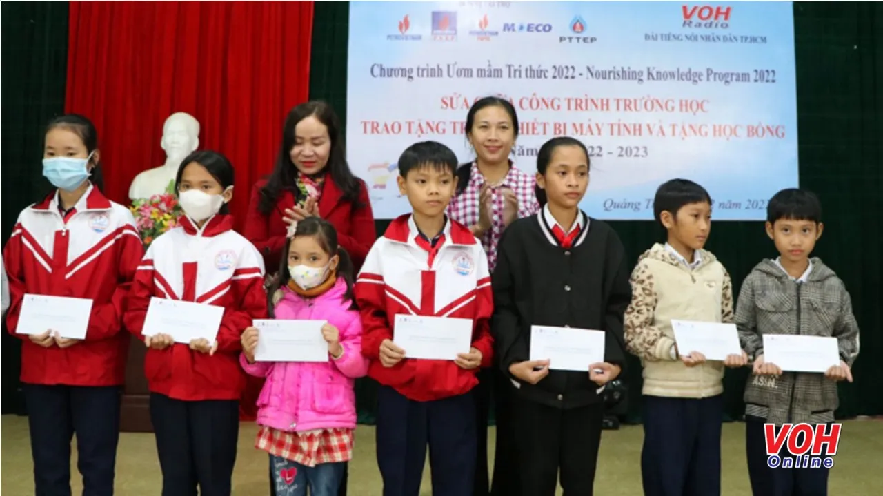 Trao 550 triệu đồng hỗ trợ học sinh, trường học khó khăn tại các tỉnh miền Trung