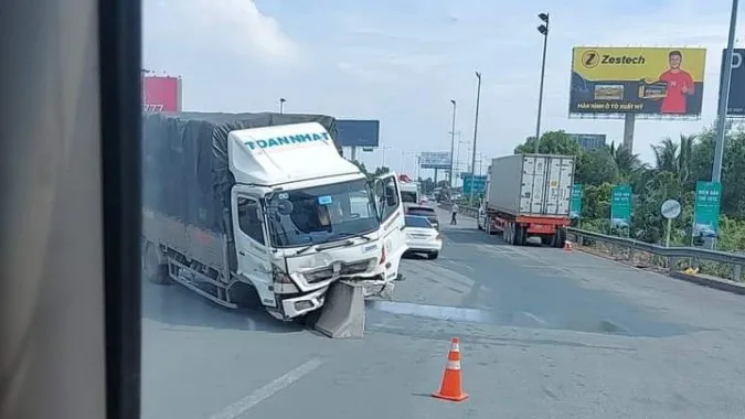Xe tải leo lên con lươn, cao tốc TPHCM – Long Thành ùn tắc