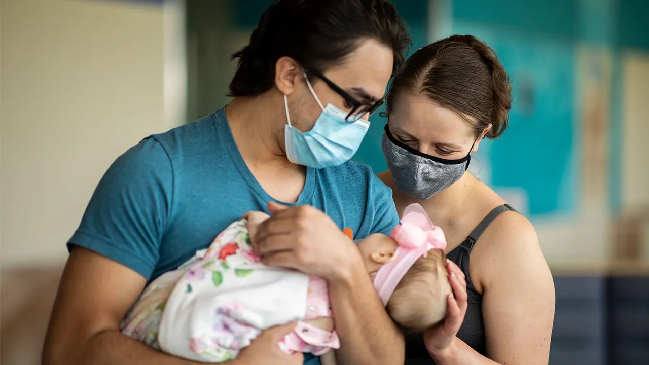 Mỹ: Dịch Covid-19, cúm và RSV có thể khiến kỳ nghỉ lễ Giáng sinh phải… gắn liền với khẩu trang