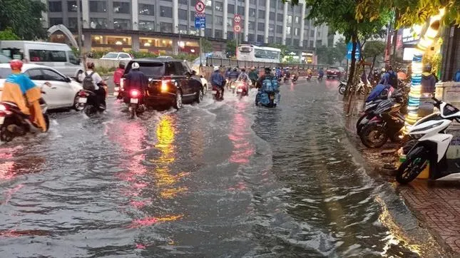 TPHCM: Không thuê siêu máy bơm hút nước, đường Nguyễn Hữu Cảnh sẽ chống ngập kiểu gì?