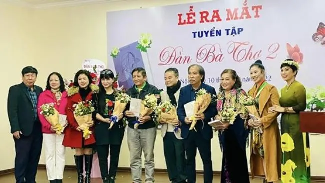 Đàn bà thơ 2 quy tụ 100 tác giả sáng tác về nỗi niềm phụ nữ