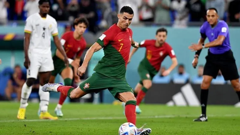 FIFA vinh danh và đổi quy định tác nghiệp của nhà báo vì Ronaldo