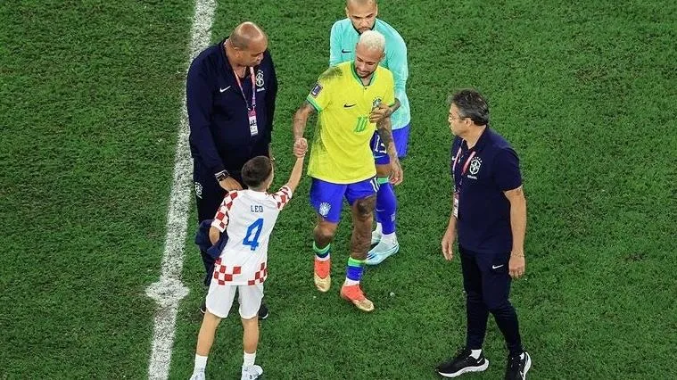 Neymar hành động đẹp với con trai Perisic, bỏ ngỏ việc chia tay Brazil