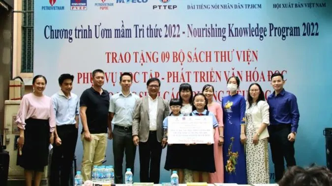 Trao tặng 9 bộ sách thư viện đến các trường tiểu học khó khăn tại TPHCM