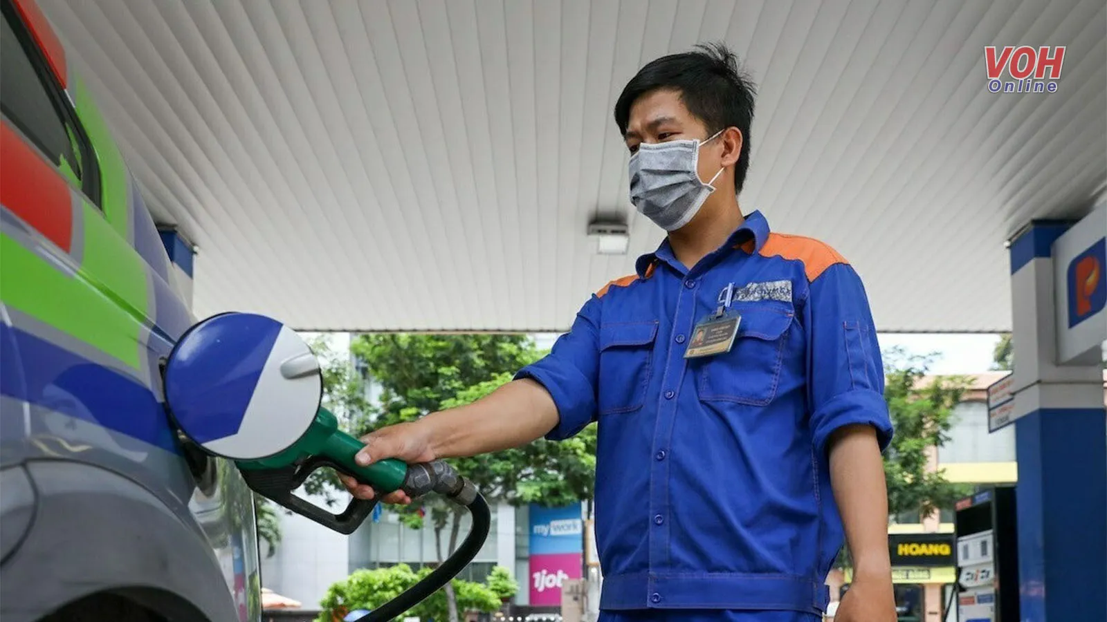 Giá xăng giảm về mức thấp nhất năm 2022