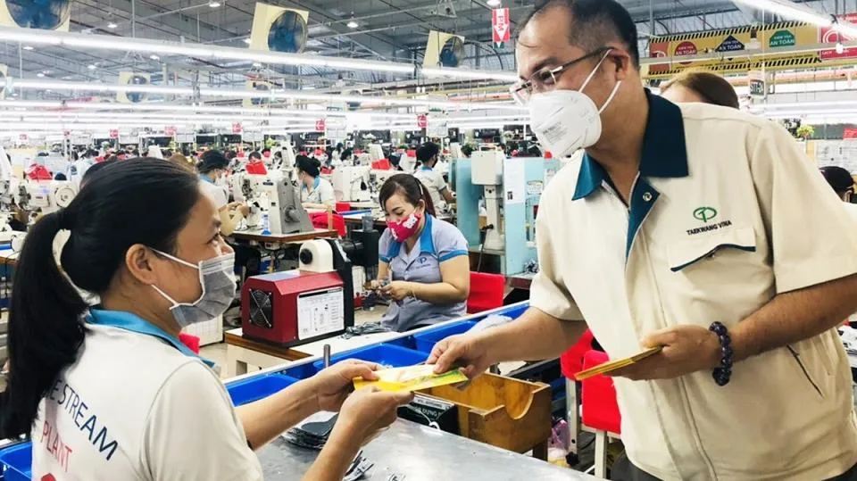 Nhiều doanh nghiệp công bố thưởng Tết cao cho công nhân