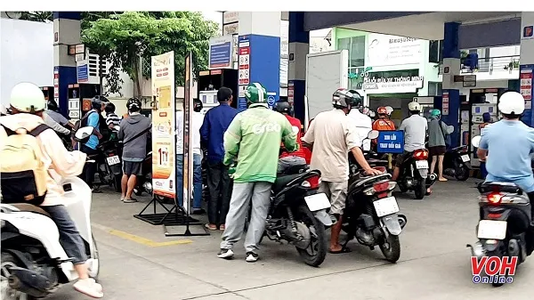 Giá xăng xuyên thủng mốc 21.000 đồng/lít