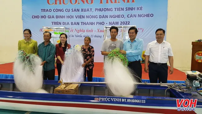 223 bộ công cụ sản xuất đến với các hộ nông dân nghèo, cận nghèo ngày cuối năm