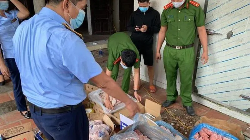Bắt 25 tấn thịt gà, bò không rõ nguồn gốc tại công ty Long Phát