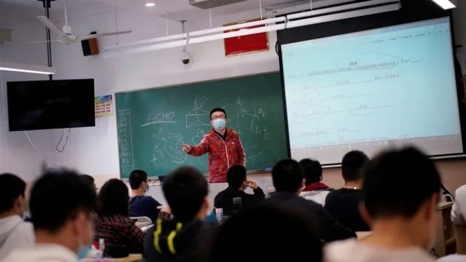 COVID-19 bùng trở lại, Thượng Hải cho học sinh học online