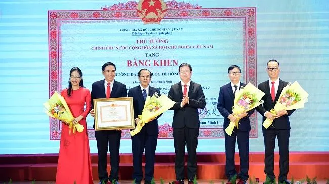 HIU đón nhận Bằng khen của Thủ tướng Chính phủ trong lễ Kỷ niệm 25 năm xây dựng và phát triển