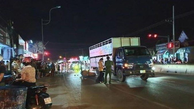 Xe tải va chạm xe đạp điện, bé trai 15 tuổi tử vong thương tâm