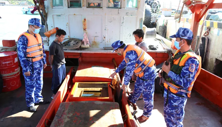 Một ngày, bắt giữ hai tàu chở gần 85.000 lít dầu DO, FO không rõ nguồn gốc