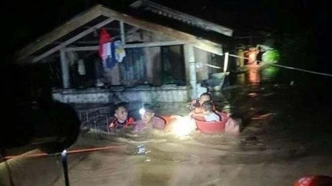 Sơ tán hàng chục ngàn người vì lũ lụt