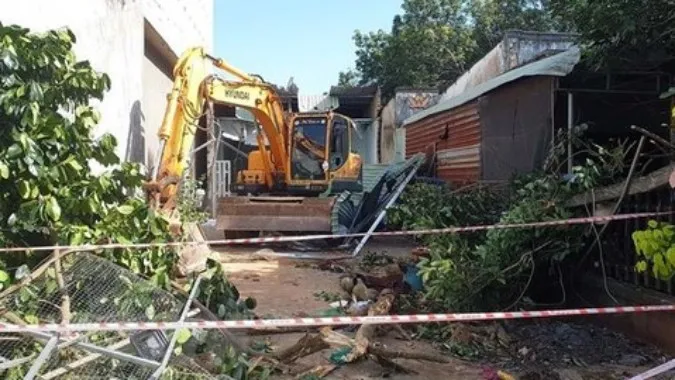 Nam thanh niên lái máy xúc đập nát 2 căn nhà