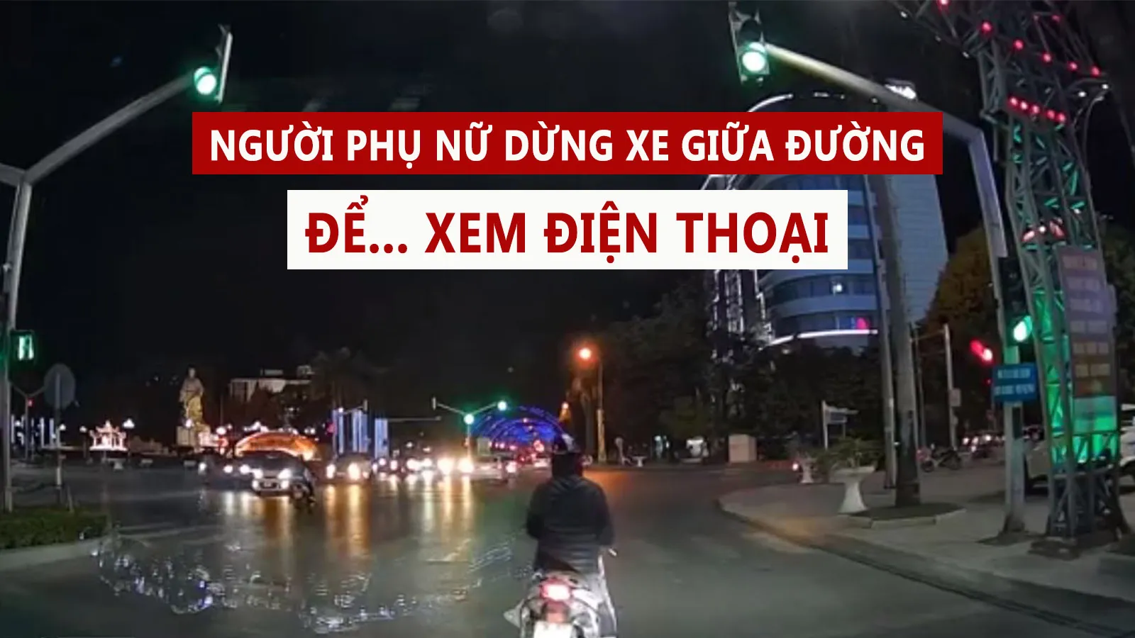 Ngán ngẩm người phụ nữ dừng xe giữa đường để xem điện thoại