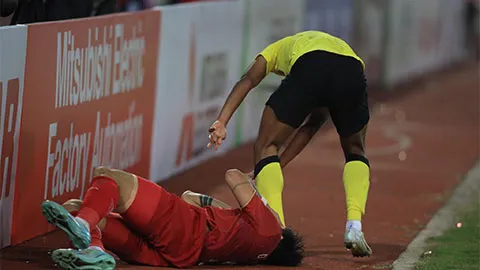 Báo The Sun của Anh: Trọng tài Sato thổi phạt 11m là tuyệt vời