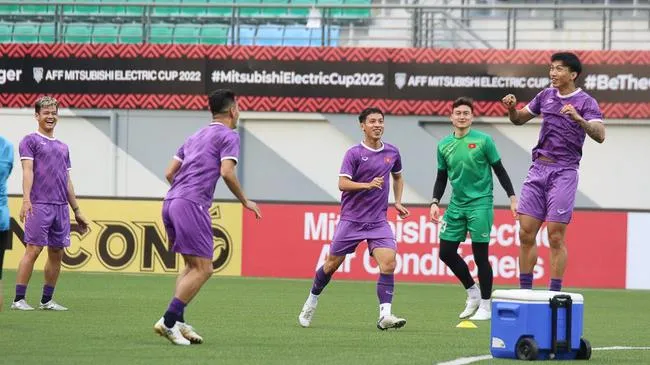 Tuyển Việt Nam: Tập buổi đầu trên sân cỏ nhân tạo, Văn Toàn xin lỗi