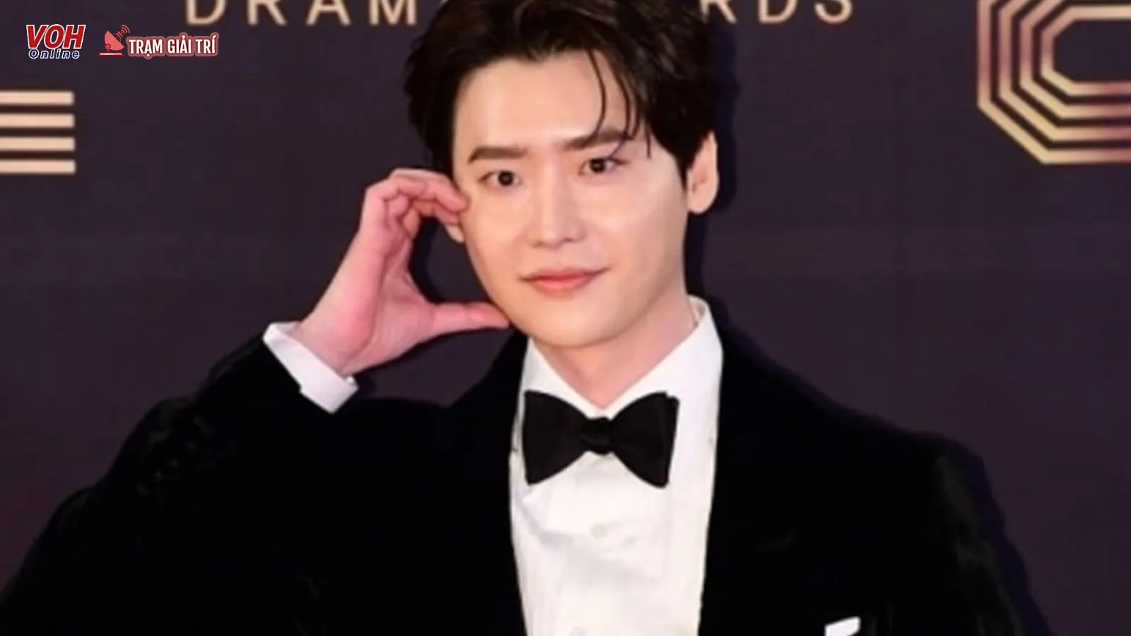 Lee Jong Suk ngọt ngào tri ân bạn gái, Big Mouth thắng đậm tại lễ trao giải cuối năm