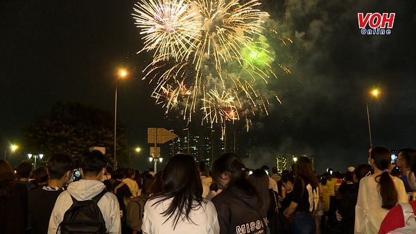 Hàng ngàn người dân đổ về trung tâm thành phố xem pháo hoa đón năm mới 2023