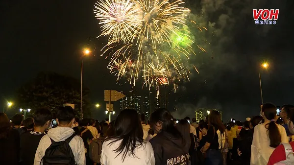 Hàng ngàn người dân đổ về trung tâm thành phố xem pháo hoa đón năm mới 2023