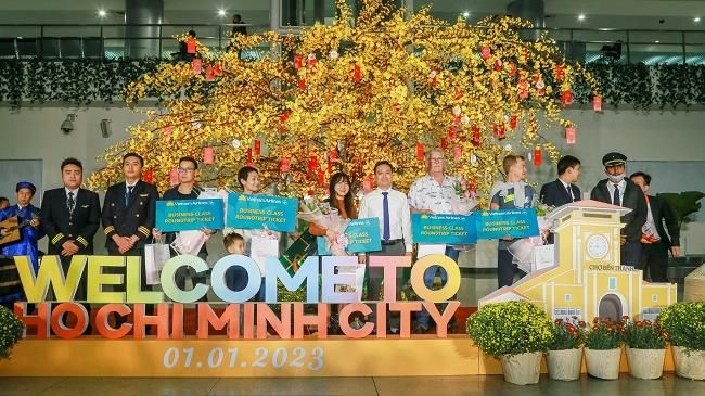 Điểm tin chiều 1/1: TPHCM đón nhiều khách quốc tế đầu năm mới; Khai mạc Festival Huế 2023