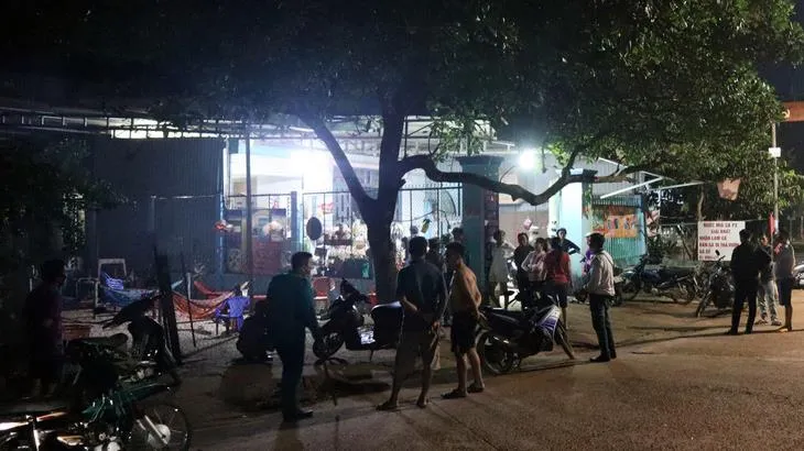 Bắt kẻ xông vào tiệm tạp hóa cầm 2 con dao đâm chết người