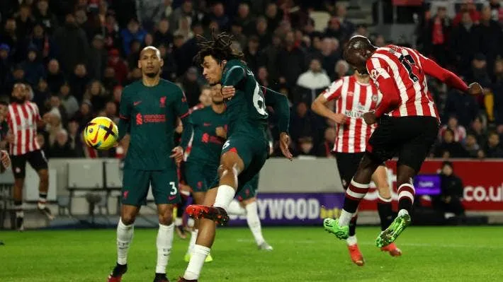 Thua thảm Brentford, Liverpool gặp khó trong cuộc đua top 4