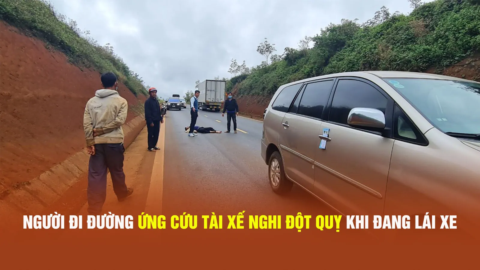 Hoảng hốt phát hiện tài xế gục xuống vô lăng khi đang lái xe trên đường