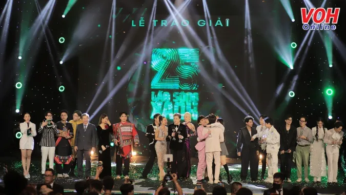 Lễ trao giải Làn Sóng Xanh 2022: Trúc Nhân và Hoàng Thùy Linh thắng giải Ca sỹ của năm