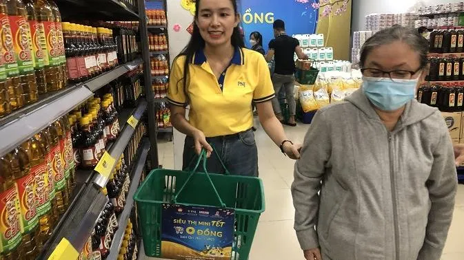 Quận Bình Tân: Nữ công nhân vui mừng mua sắm Tết tại Siêu thị mini 0 đồng