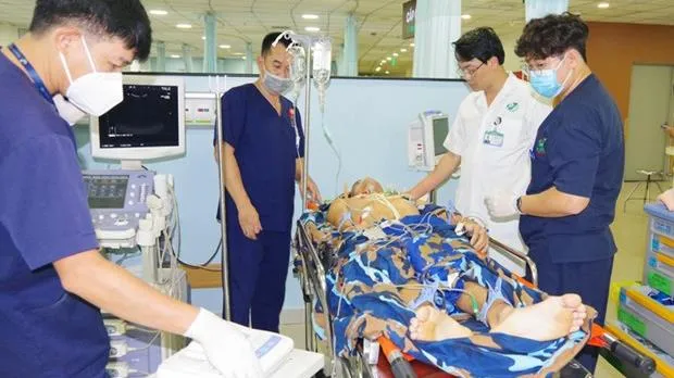 Chiến sỹ bị nạn ở đảo Sơn Ca, Trường Sa được đưa vào đất liền điều trị bằng trực thăng