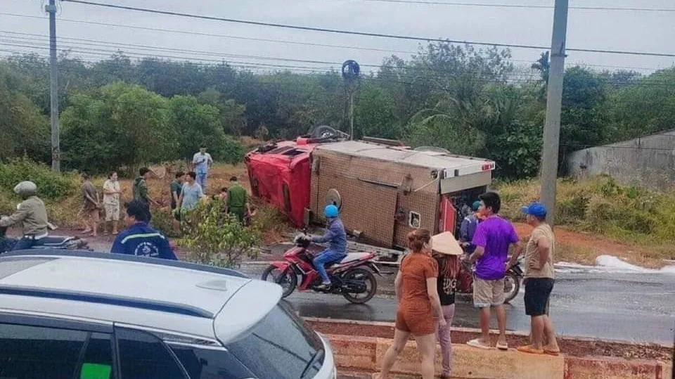 Xe chữa cháy lật trên đường làm nhiệm vụ: 2 chiến sĩ tử vong, 4 chiến sĩ bị thương