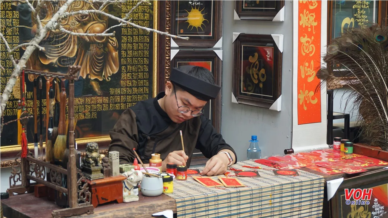 Xuống phố ngày xuân, xem ông đồ, bà đồ vẽ bao lì xì, dây treo trang trí