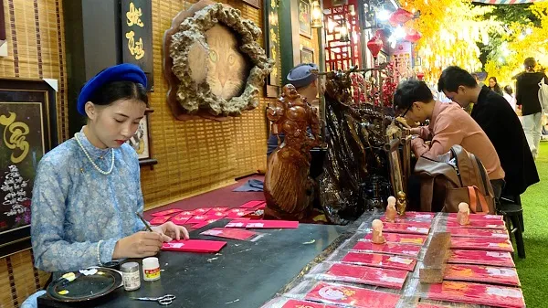 Phố Ông đồ, đường mai vàng nhộn nhịp đón Xuân