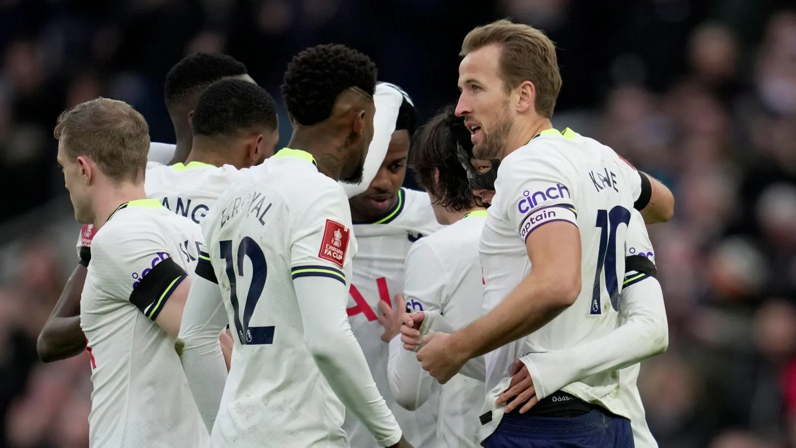 FA Cup: Tottenham thắng nhọc, Liverpool phải đá lại vòng 3